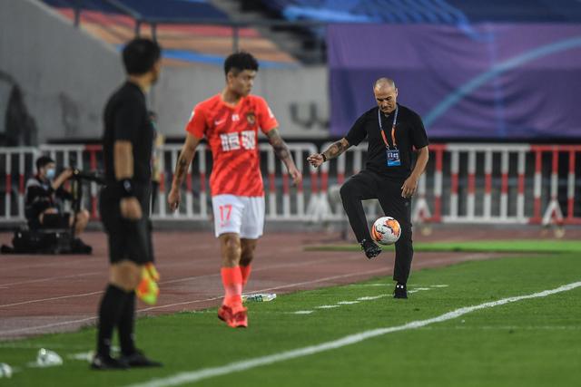 英超热闹夜：布莱顿横扫对手，曼联再遇困境，阿森纳惊险取胜